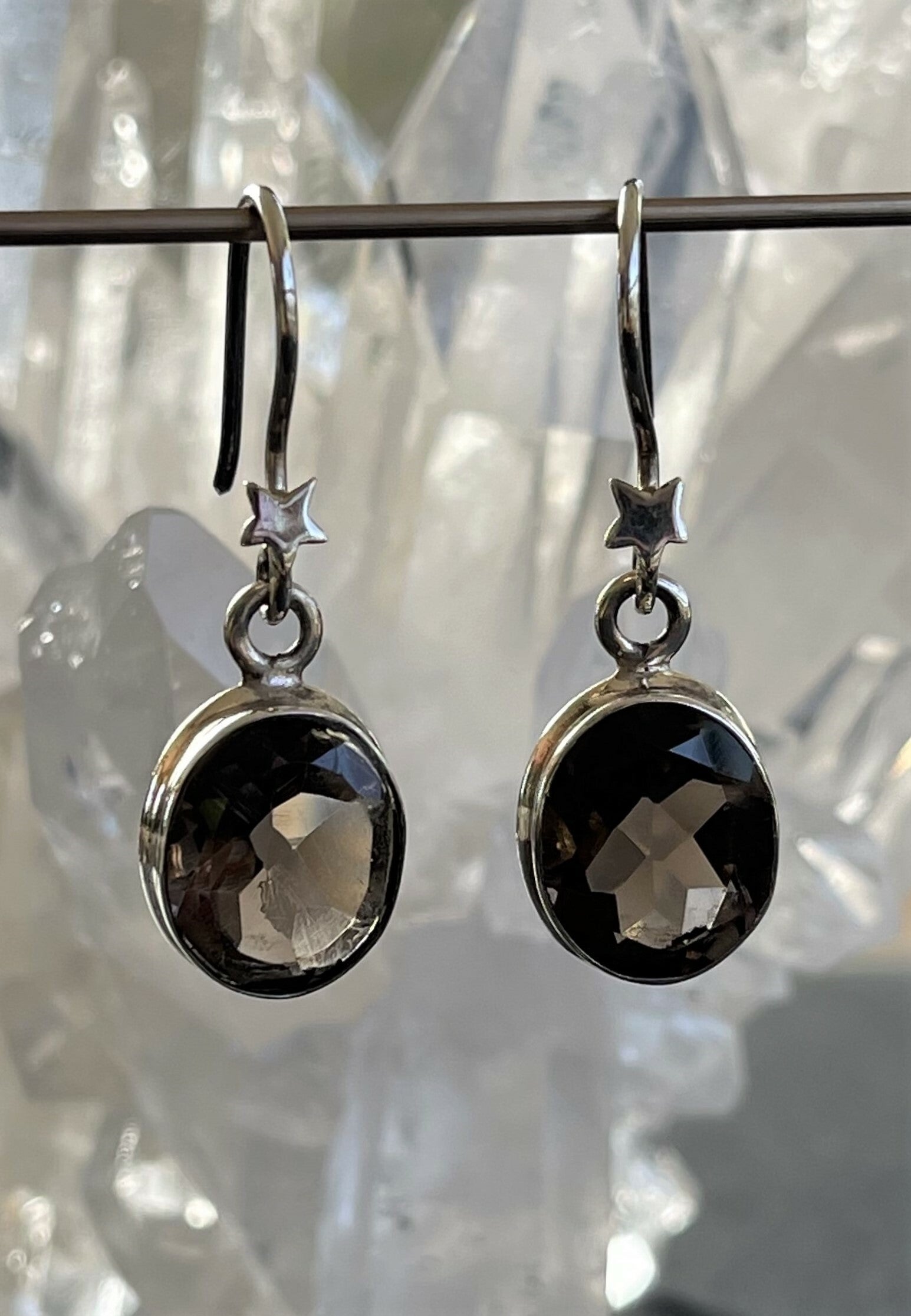 Rookkwarts oorbellen facet geslepen ovaal