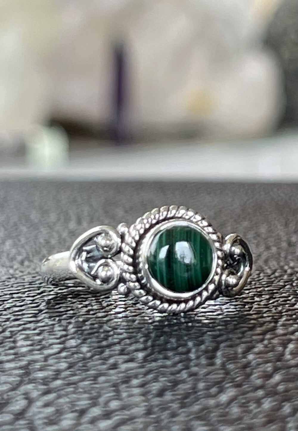 Malachiet ring cabochon rond klein, maat 19
