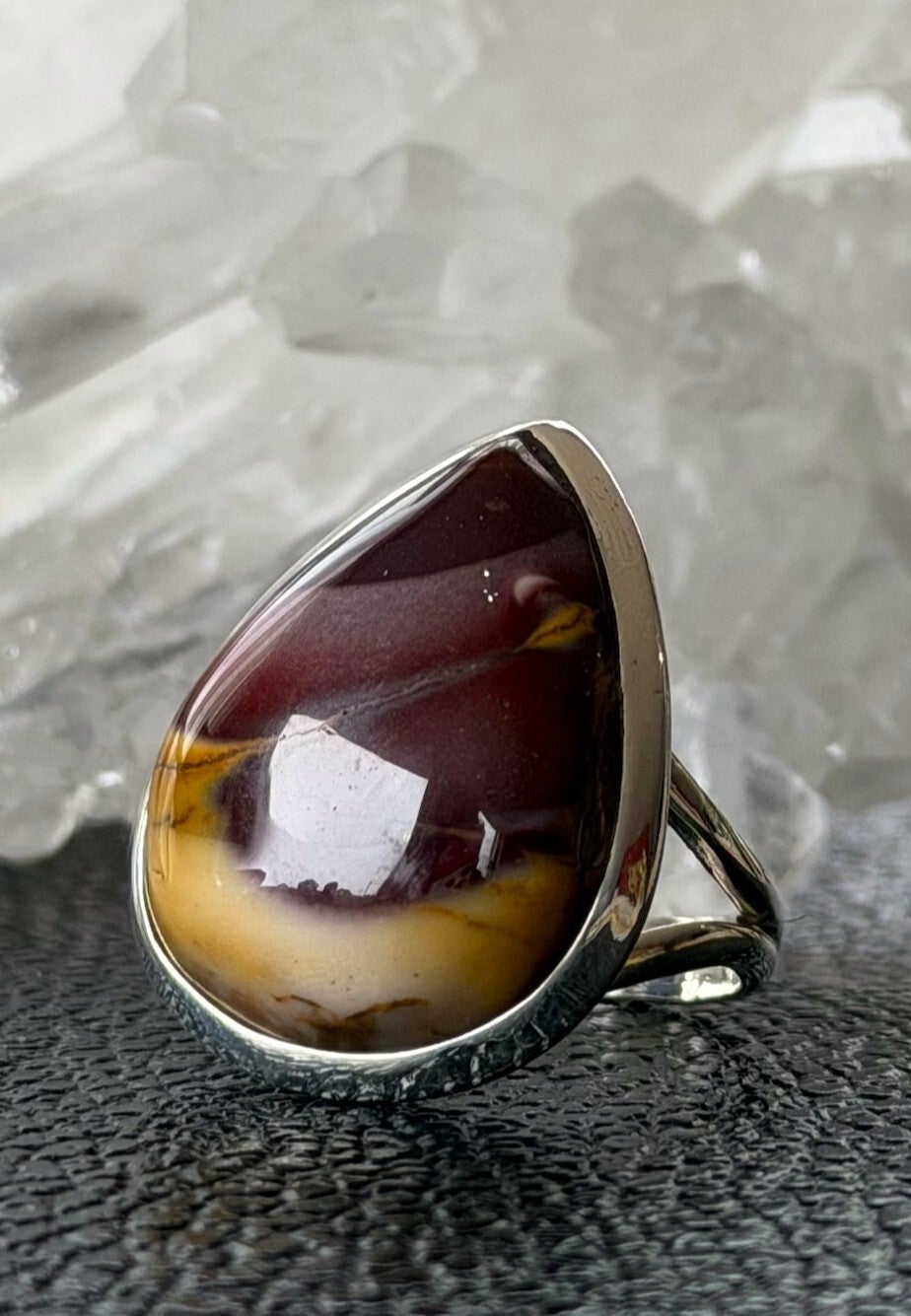 Mookaiet ring cabochon druppel, maat 19
