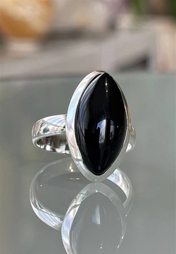 Onyx ring cabochon marquise vorm, maat 19