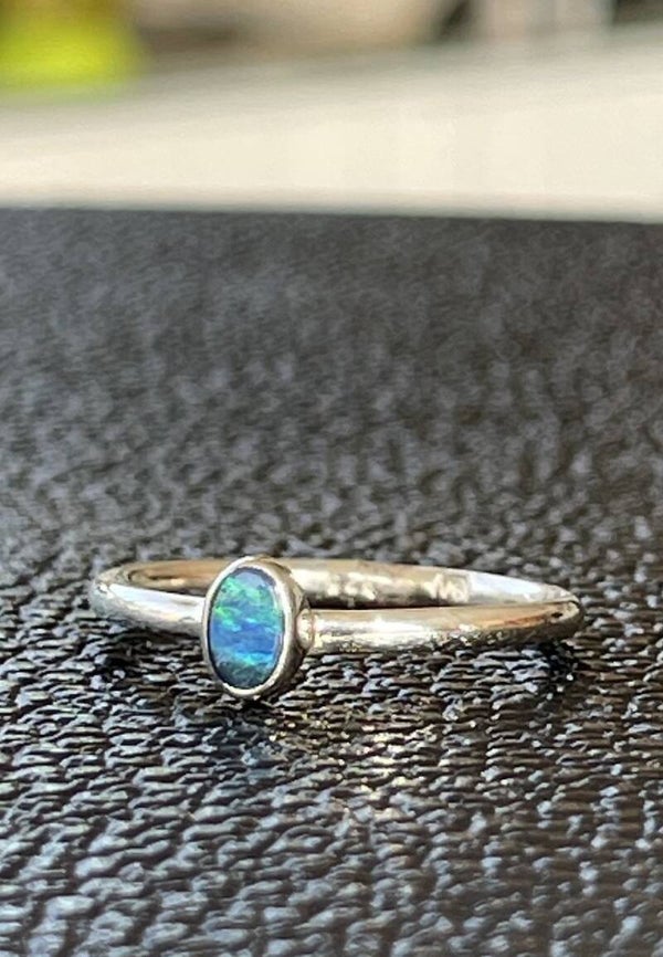 Opaal uit Australië ring cabochon ovaal klein, maat 18.1
