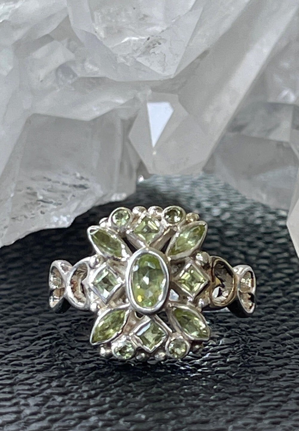 Peridoot ring facet geslepen, maat 17,5