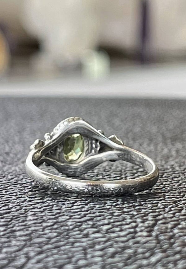 Peridoot ring facet geslepen ovaal klein, maat 19,1