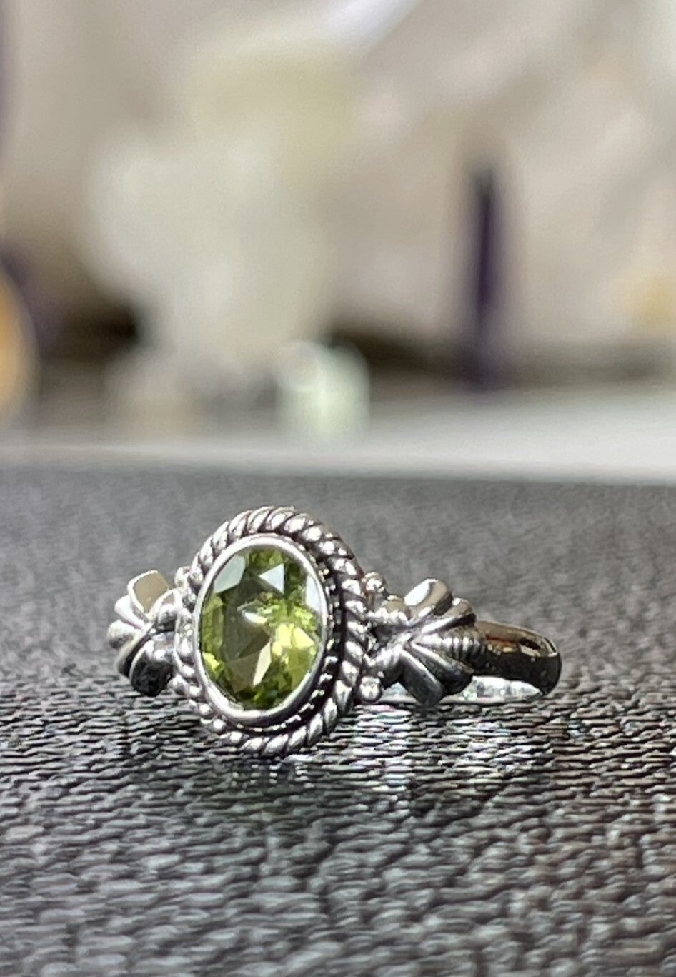 Peridoot ring facet geslepen ovaal klein, maat 19