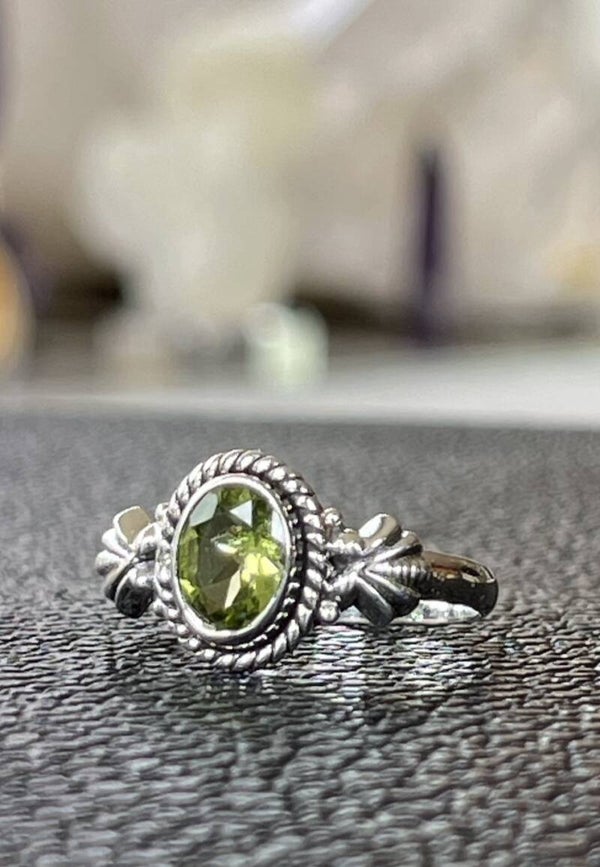 Peridoot ring facet geslepen ovaal klein, maat 19