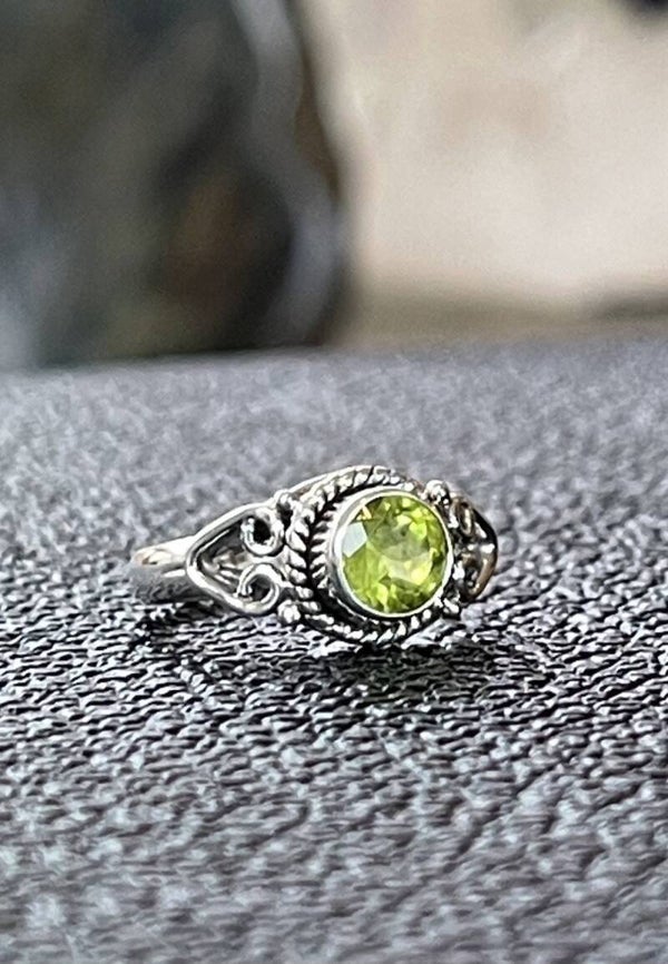 Peridoot ring facet geslepen rond klein, maat 16,3