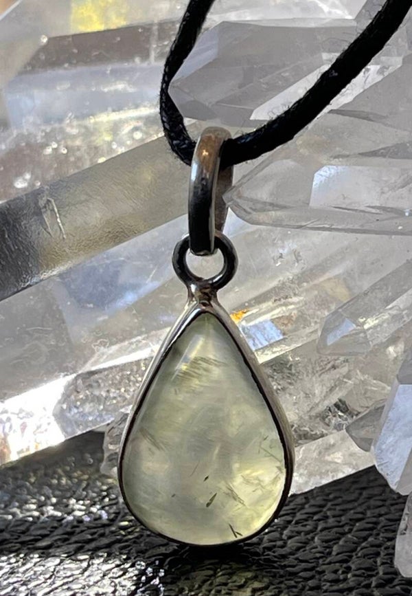 Prehniet hanger cabochon druppel klein