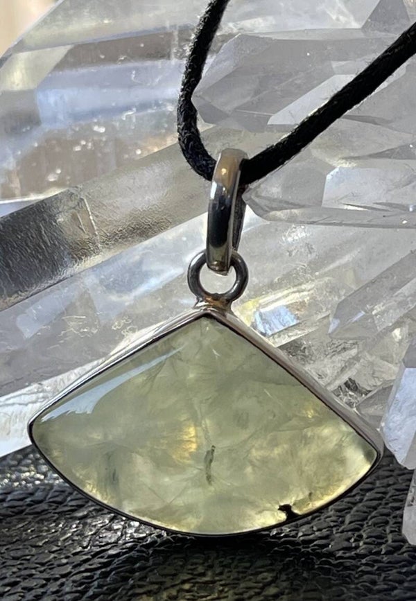 Prehniet hanger cabochon free form driehoek medium