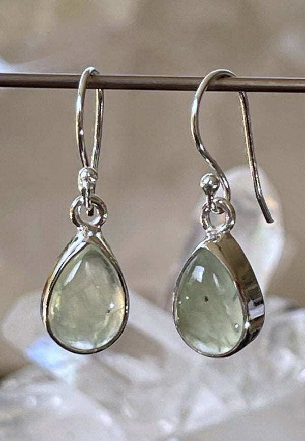 Prehniet oorbellen cabochon druppel