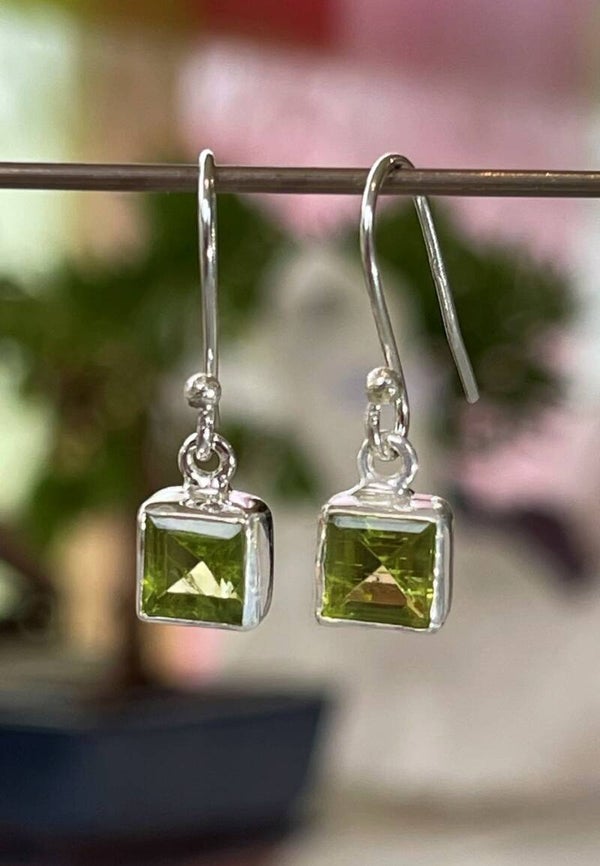 Peridoot oorbellen facet geslepen vierkant, klein