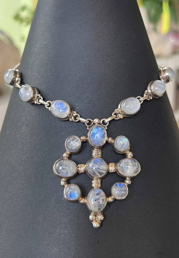 Zilveren ketting met Regenboog Maansteen cabochon
