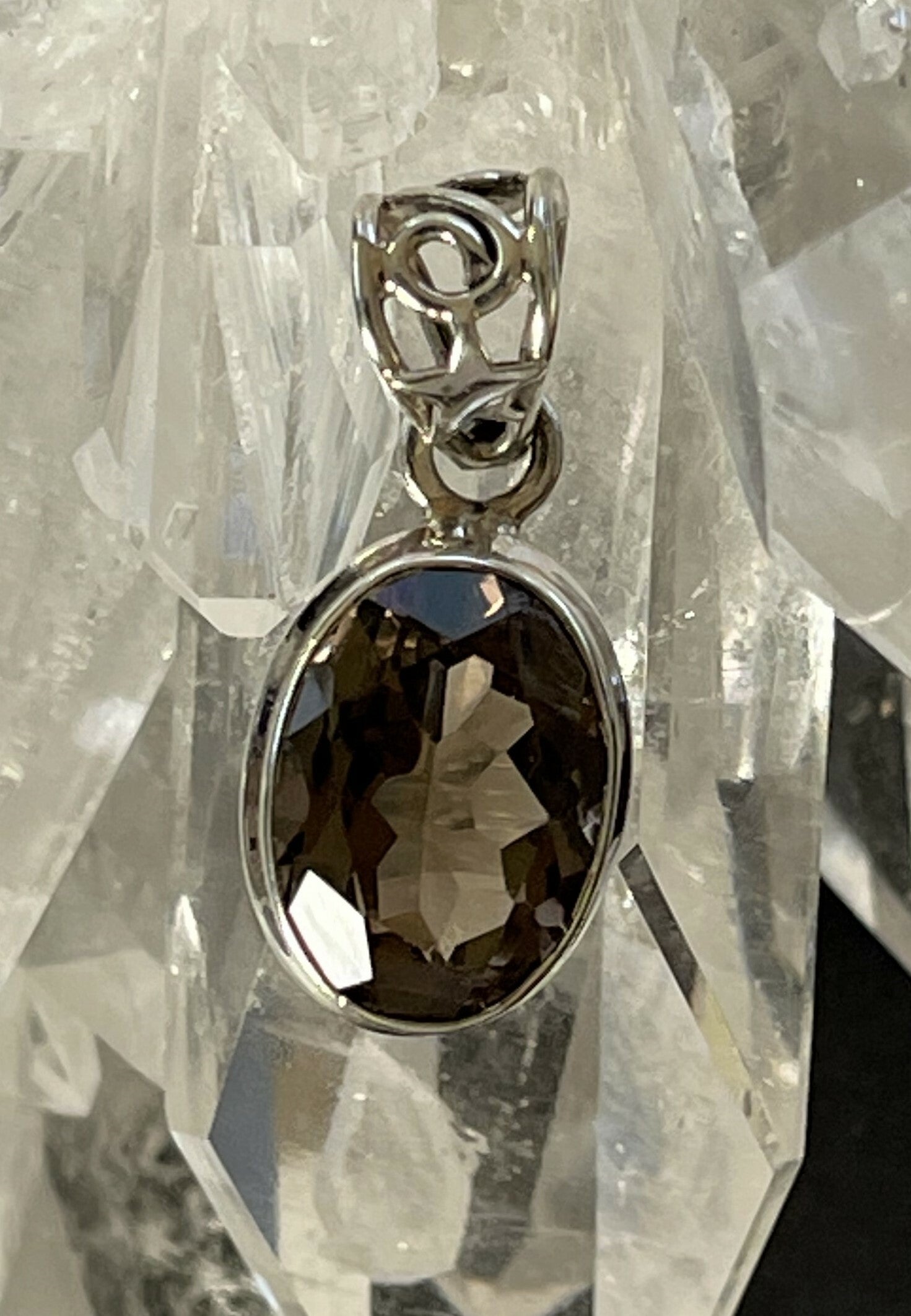 Rookkwarts hanger facet geslepen ovaal