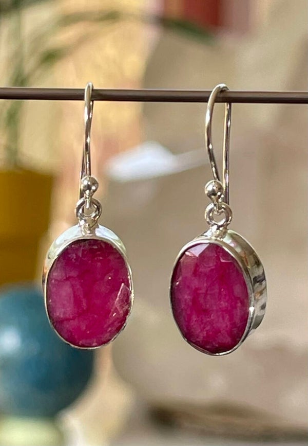 Robijn oorbellen facet geslepen ovaal