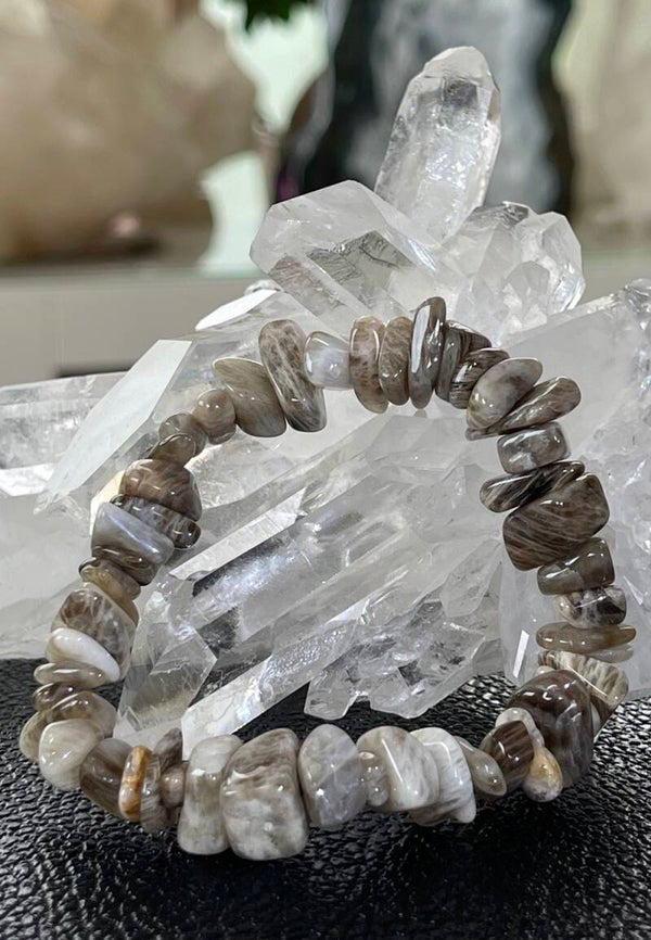 Sealstone armband met medium grote split kralen en elastiek, uit Groenland 1,3cm