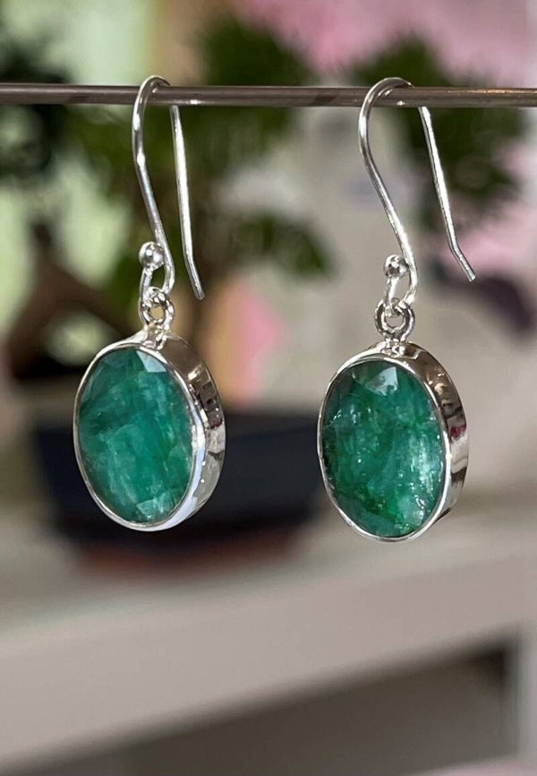 Smaragd oorbellen facet geslepen ovaal