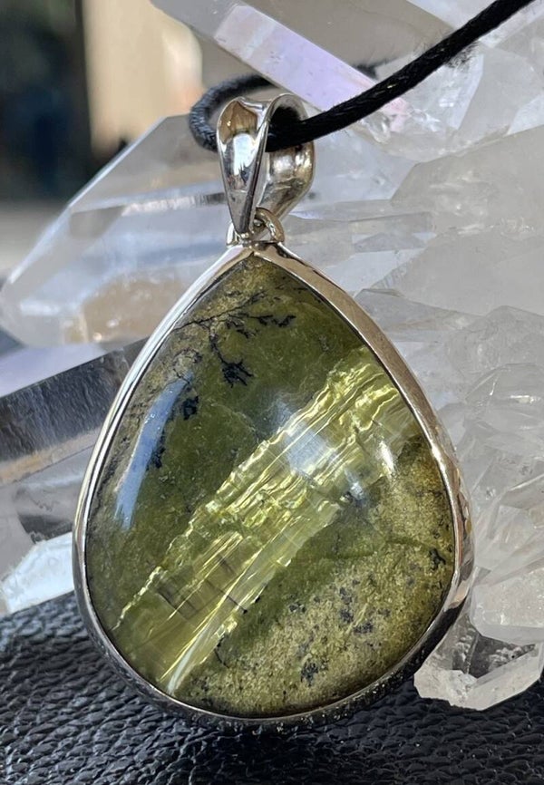 Swiss Opaal hanger cabochon druppel groot
