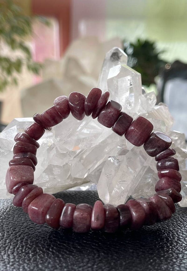 Thuliet armband met medium grote getrommelde split kralen en elastiek 11mm