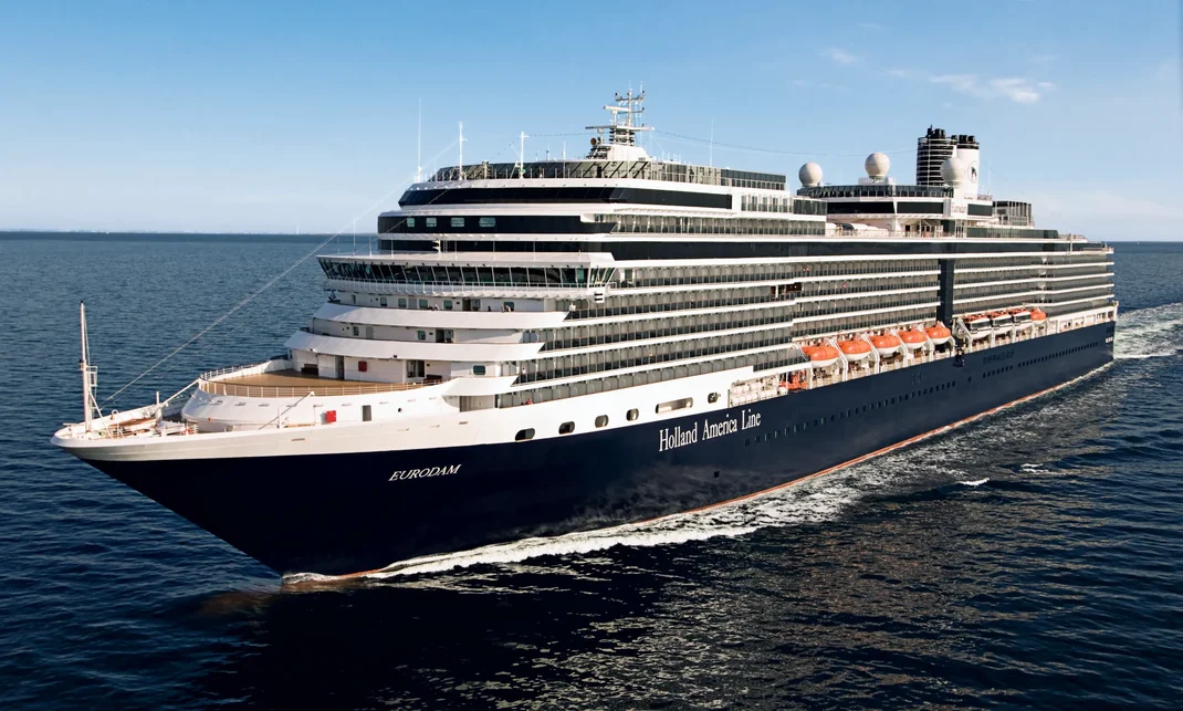 Players enjoying a group casino cruise with coordinated comps and VIP perks