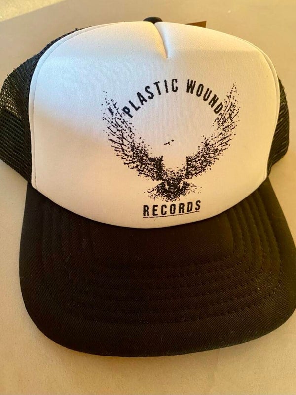 PLASTIC WOUND TRUCKER HAT