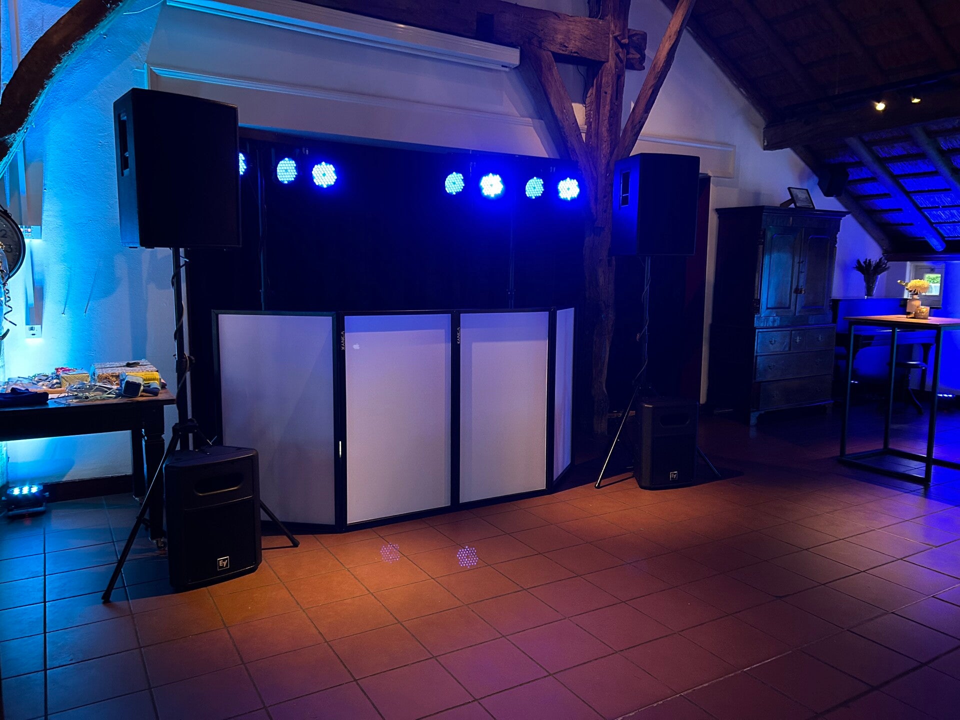 Drive-In Show Medium