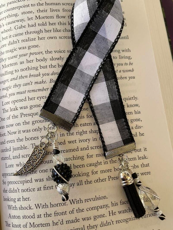 Black & White Buffalo Silver Horn