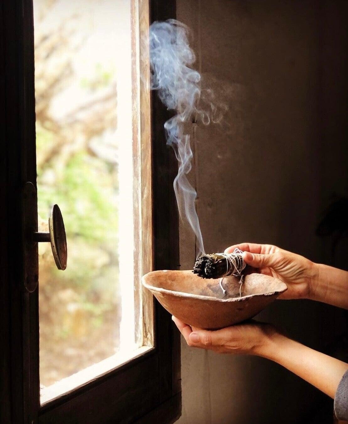 Räucherstoffe, Kräuter und Räucherschale für eine energetische Raumreinigung