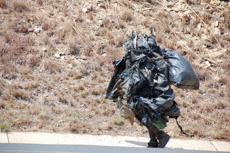 Lokale bewoner die Plastic verzamelt