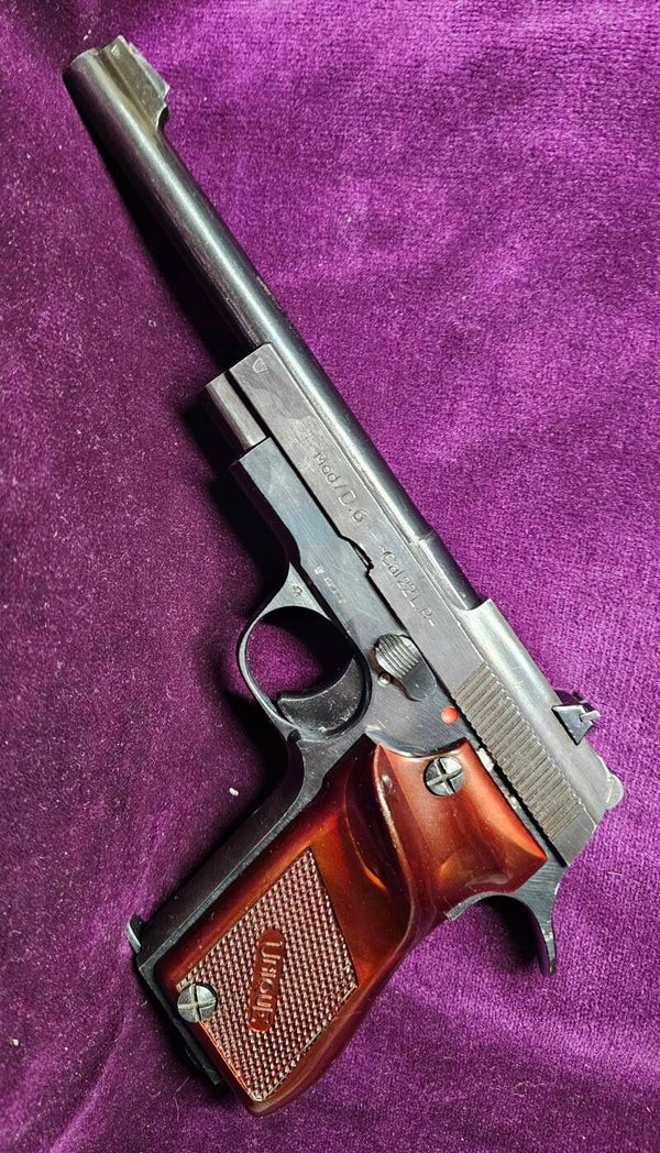 Pistolet UNIQUE D6 : 22 LR, France (Hendaye) . Canon 15 cm . Chargeur 10 coups, Catégorie B