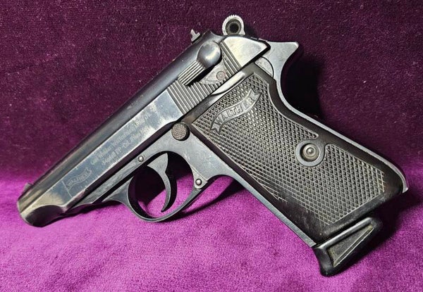 Pistolet Walther PP - Calibre 9mm Kurz / 9x17mm - 1961 - Carl Walther Ulm/Do - Deux chargeurs holster - Catégorie B