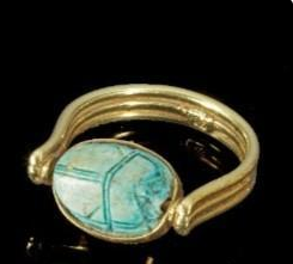 Égypte Antique : magnifique bague avec un petit scarabée en faïence de Basse époque (664-332 av JC)