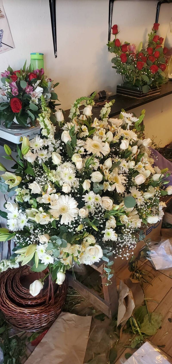 Arreglo jumbo de rosas finas y flores blancas! Hermoso!