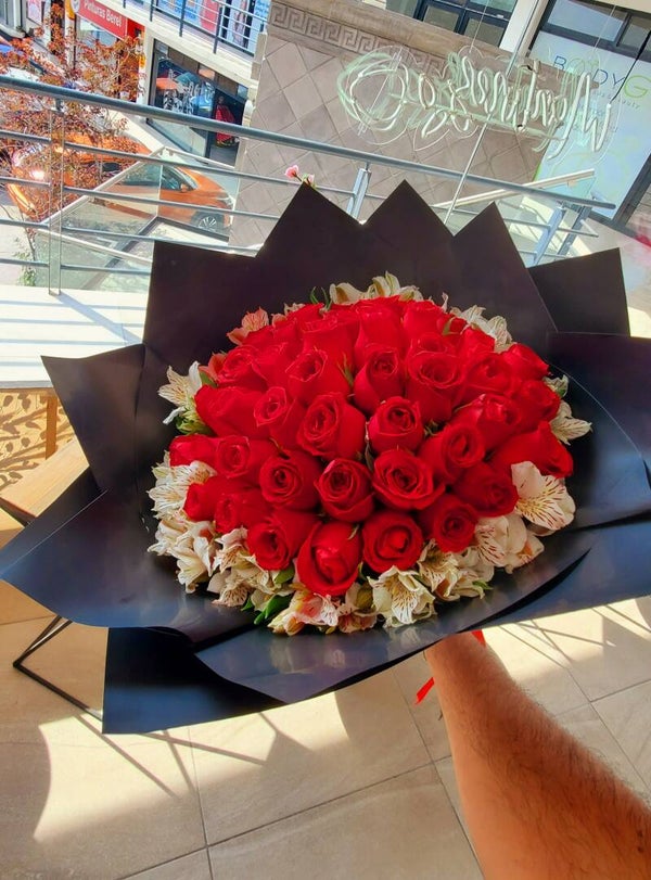 50 rosas rodeado de astromelias 🥰