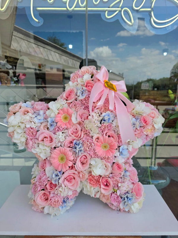 Estrella gigante de flores rosas