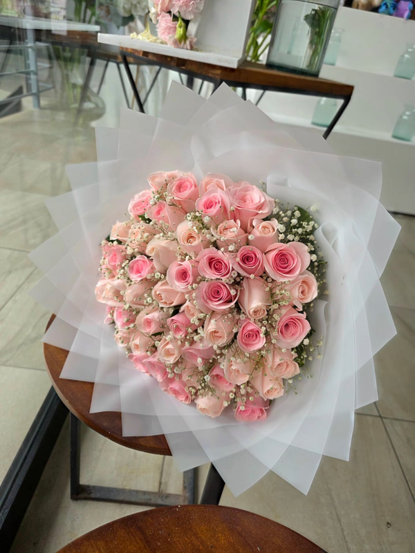 Ramo elegante de rosas y gerberas rosas 🌸