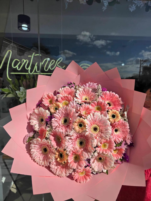 Ramo de gerberas rosas con envoltura elegante 🌸
