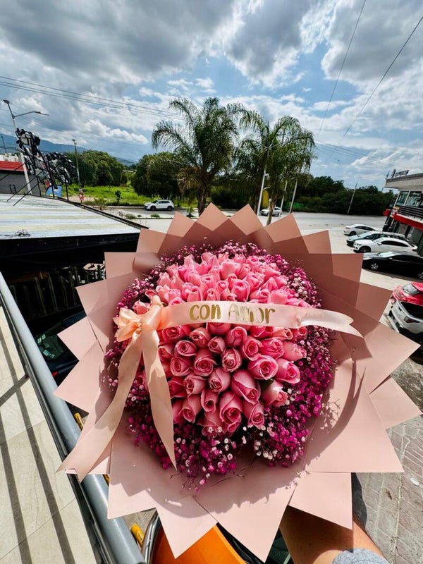 RAMO HERMOSO DE ROSAS GRANDE CON DETALLLE DE GIPSO ROSITA