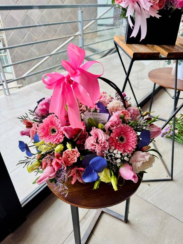 CANASTA MEDIANA DE ROSAS GERBERAS Y FLORES FINAS!