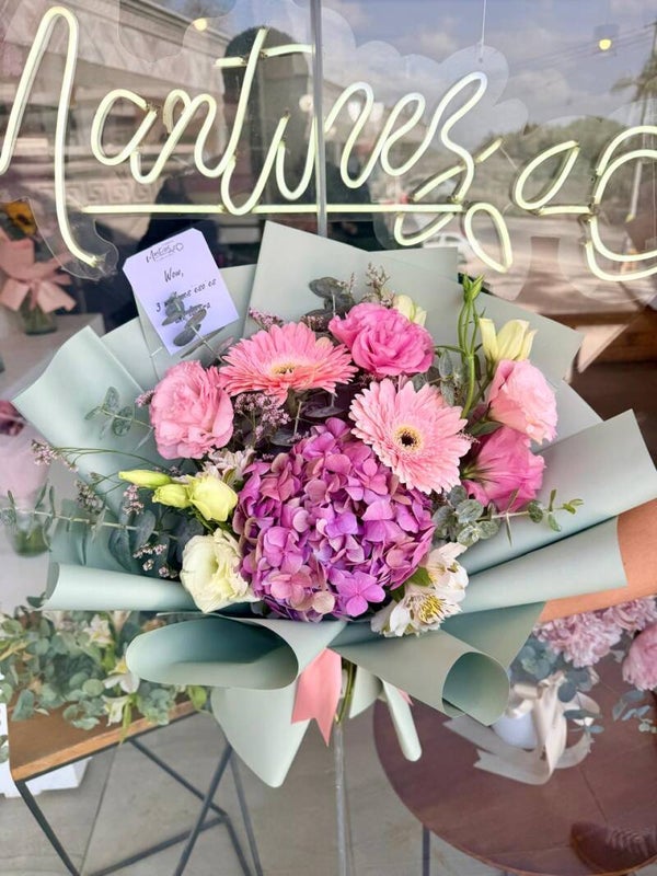 Arreglo en tonos morados con rosa