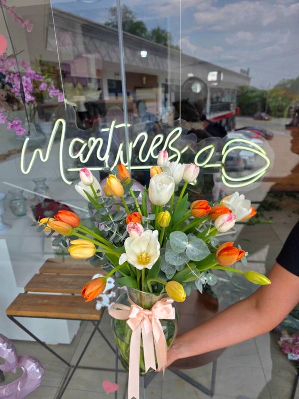 Hermoso jarron de tulipanes holandés