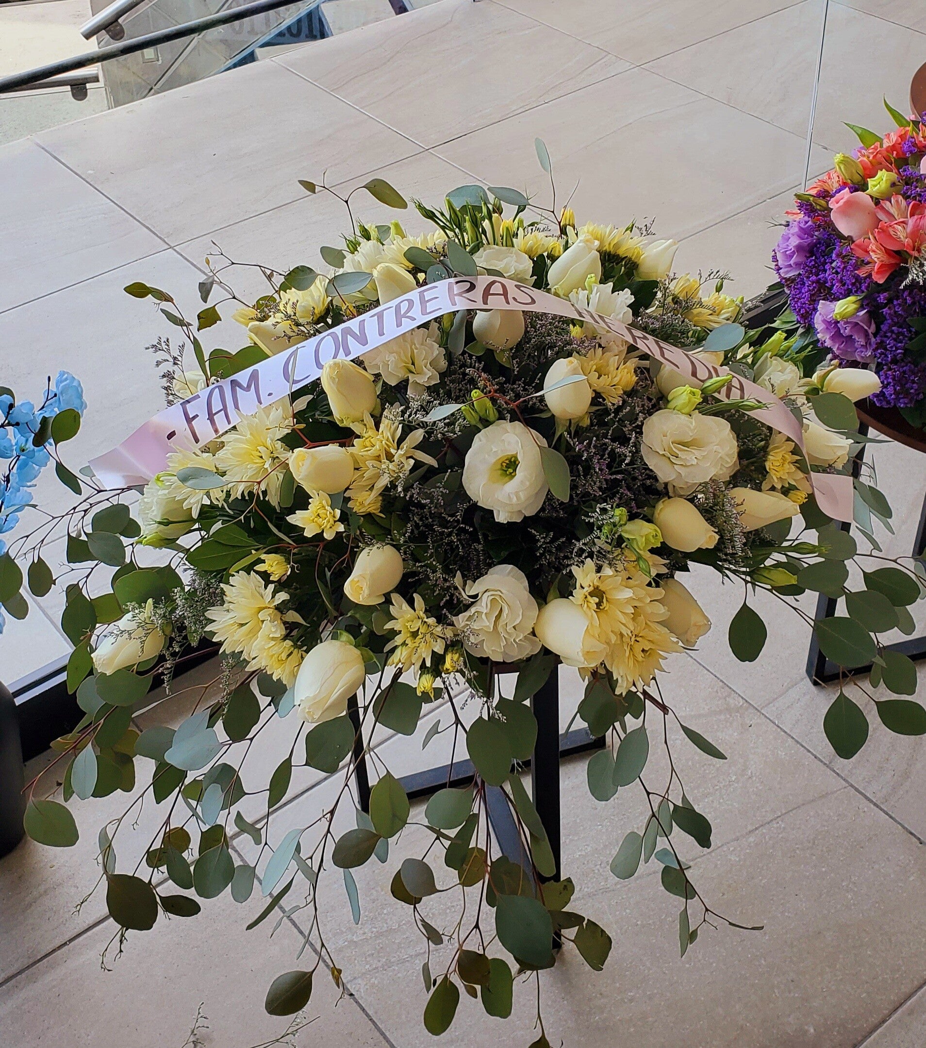 Cubre o pie de caja blanco de rosas y flores finas!