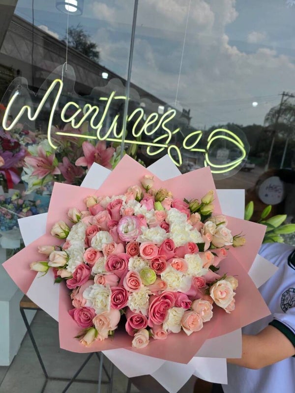 Ramo de rosas rosas y blancas