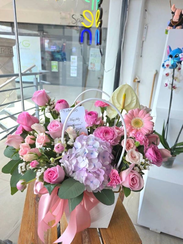 Canasta de hortensia, rosas y anturio
