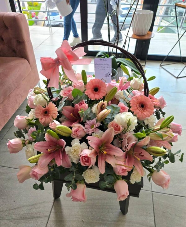 Canasta de lilis, gerberas y rosas
