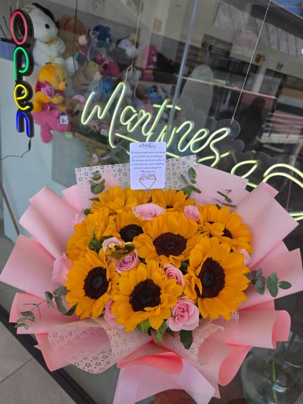 Ramo de girasoles y rosas
