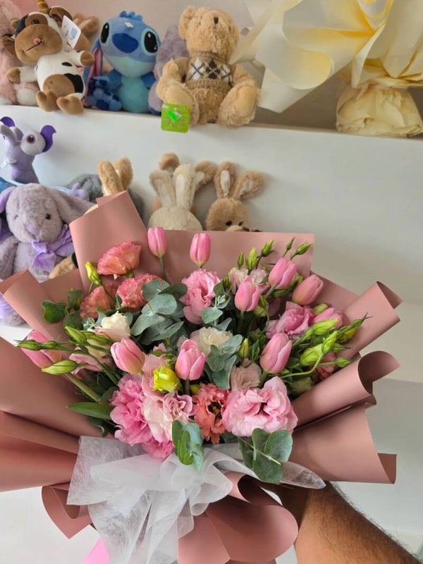 Ramo de tulipanes, lisiantus y rosas