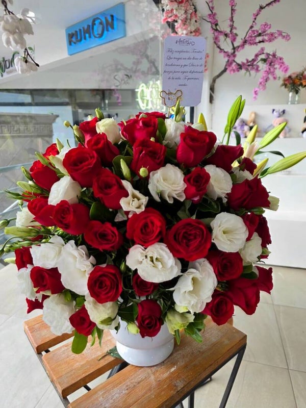 Arreglo de rosas rojas y blancas con lilis