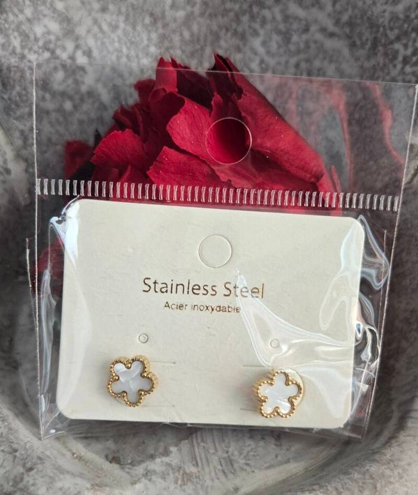 Boucles d'oreilles fleurs blanches