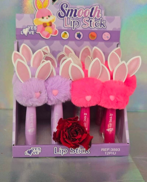 Lapin pompon au rouge à lèvres magique