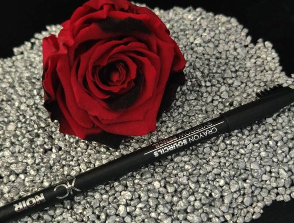 Crayon noir pour les yeux