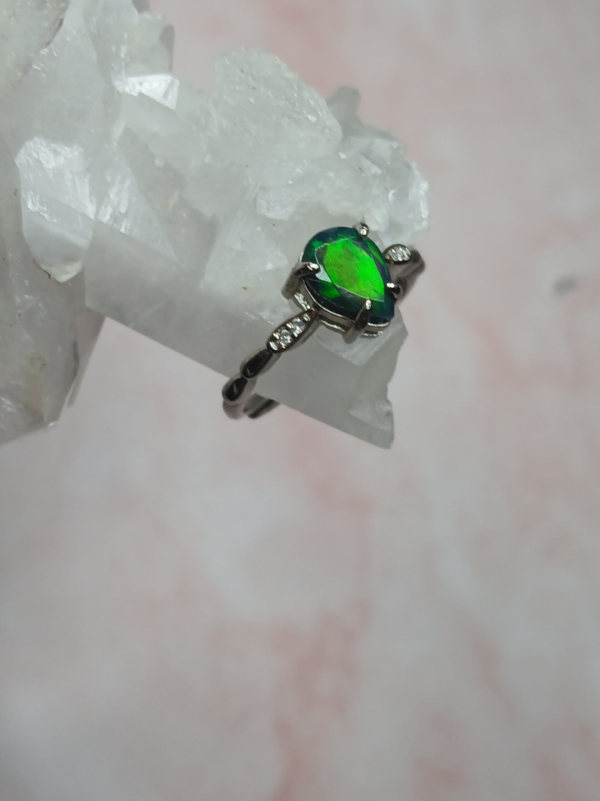 Bague ajustable opale noire 8x5mm flash vert